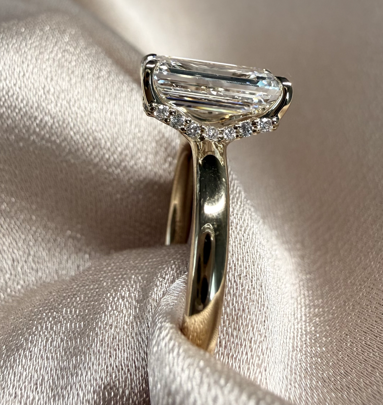 Aurora emerald hidden halo lab diamond 2.01ct E VVS2 engagement ring | 18 yellow gold
