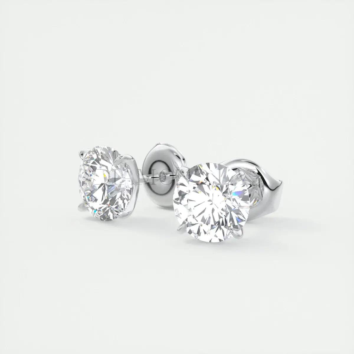 18-karat white gold diamond stud earrings.
