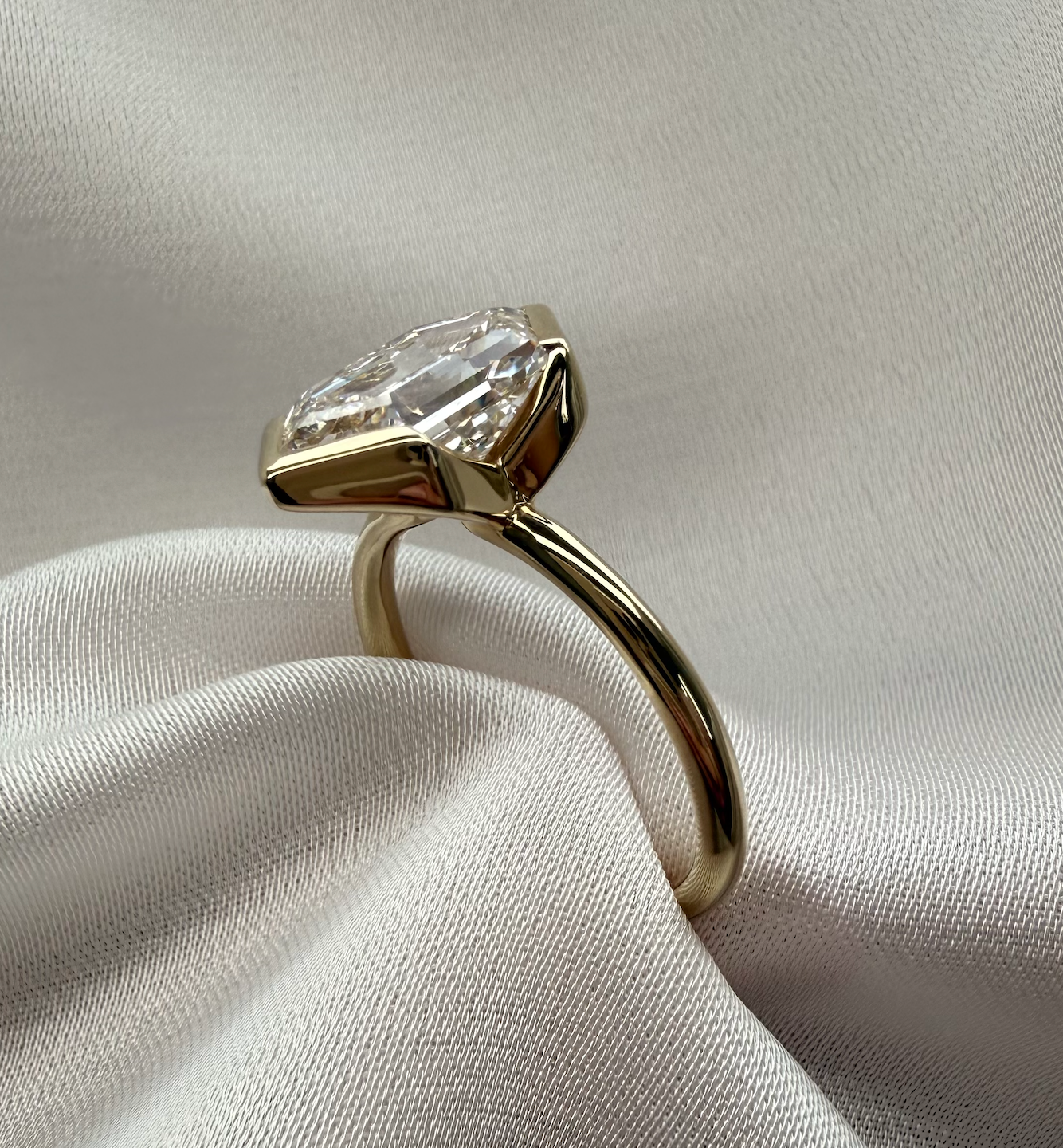Hexagonal half bezel lab diamond engagement ring – 4ct d vs1 | 18k yellow gold