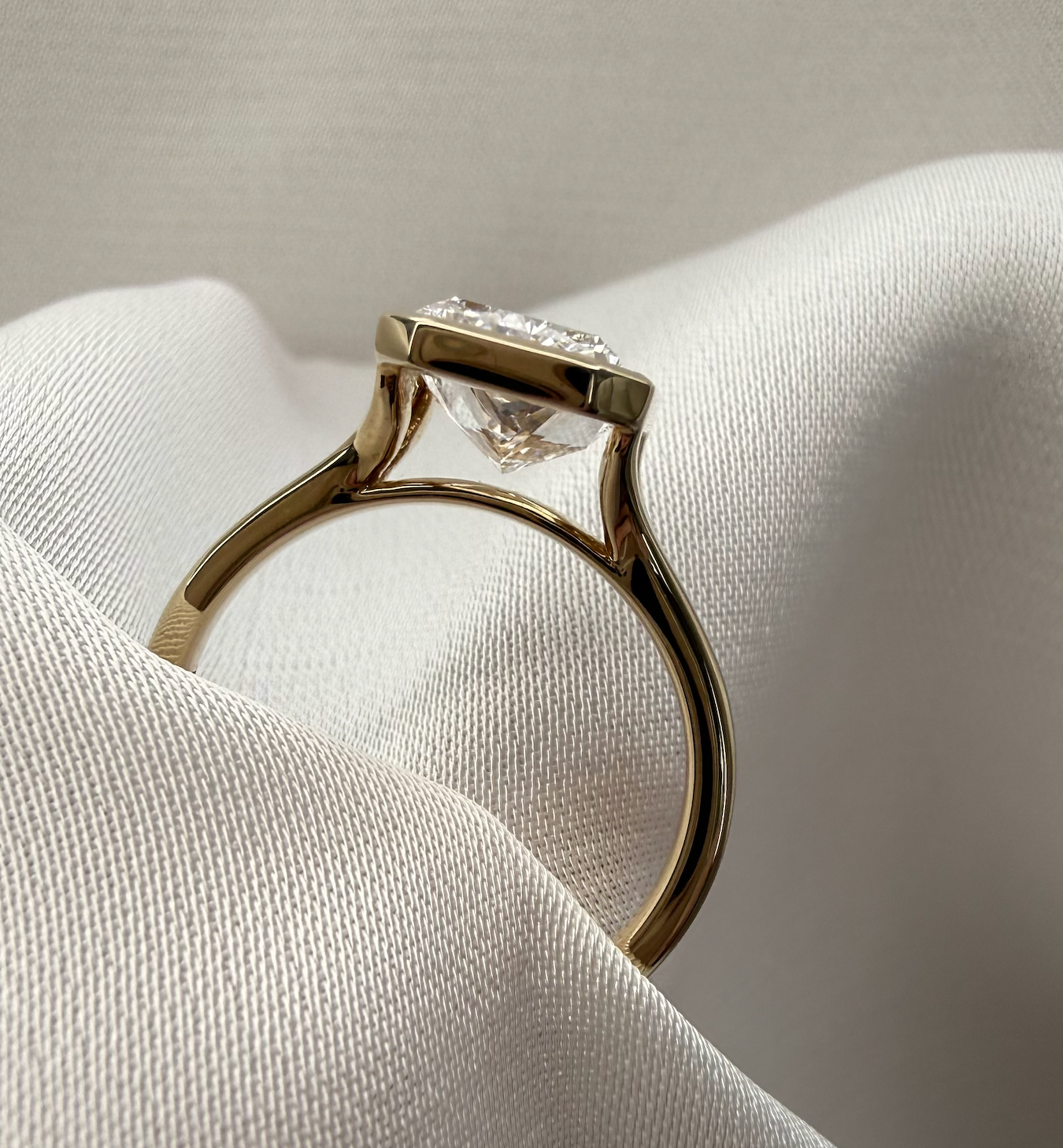 Aeris radiant bezel lab diamond engagement ring – 3.07ct d vvs1 | 18k yellow gold
