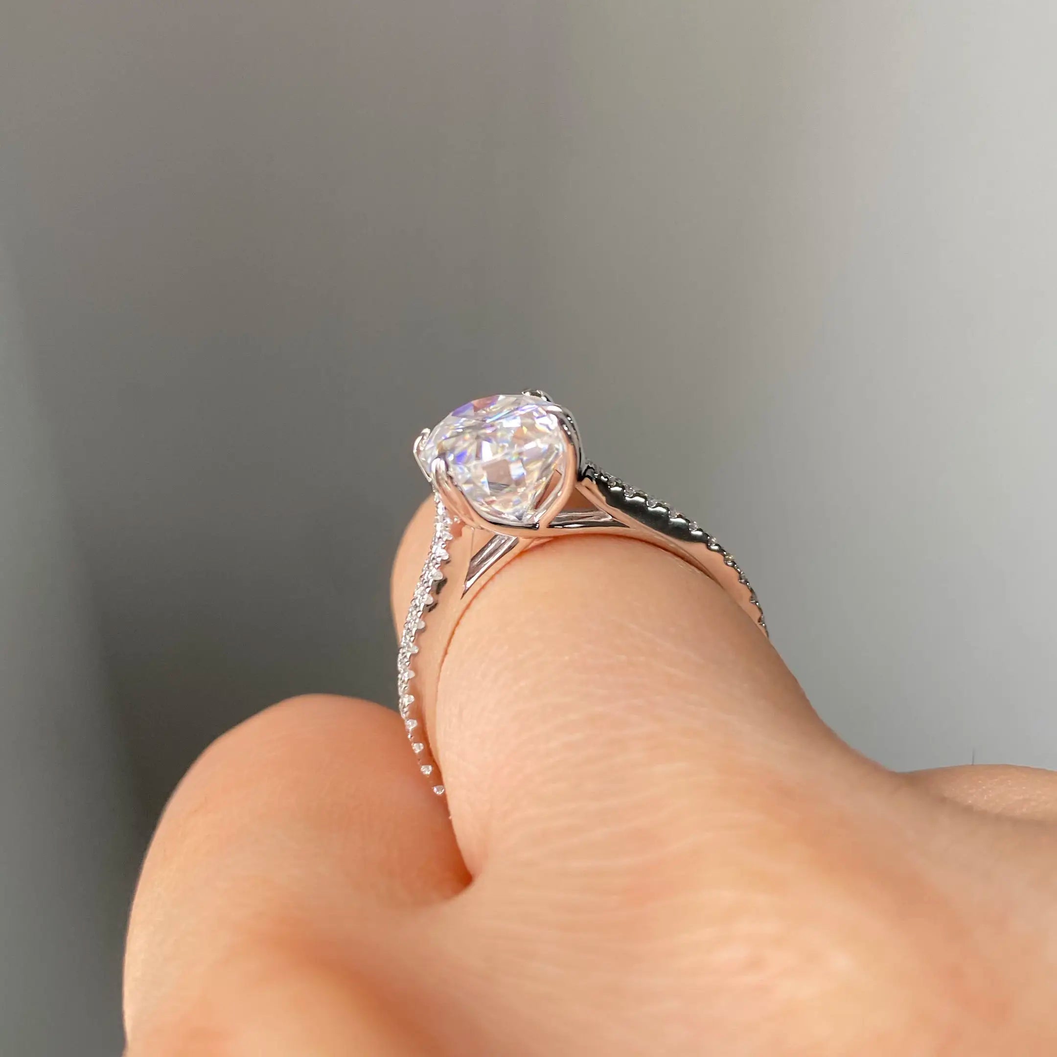How should an engagement ring fit? The ultimate comfort & sizing guide