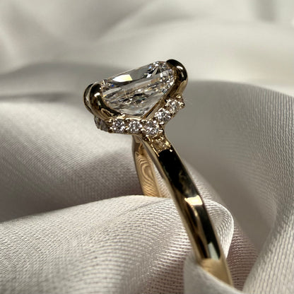 Aurora elongated cushion hidden halo lab grown diamond engagement ring – 2.04ct d vvs1 | 18k yellow gold | 2mm band