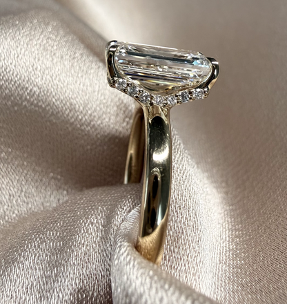 Aurora emerald hidden halo lab diamond 2.01ct E VVS2 engagement ring | 18 yellow gold