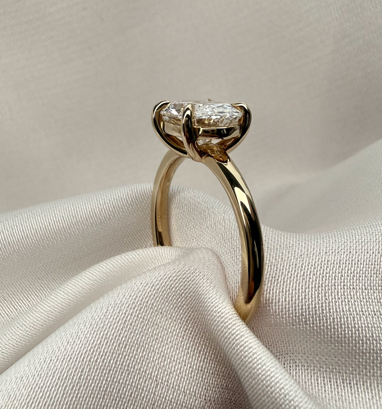 Luna Oval Eastt-West Egagement Ring 2.03ct D VVS2