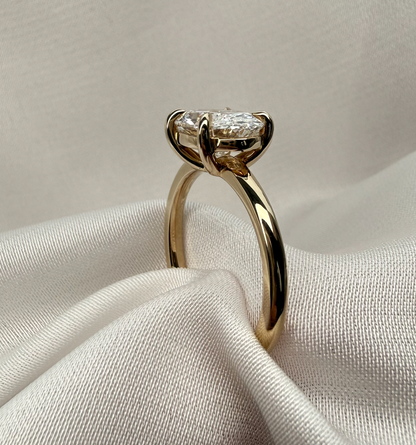 Luna Oval Eastt-West Egagement Ring 2.03ct D VVS2