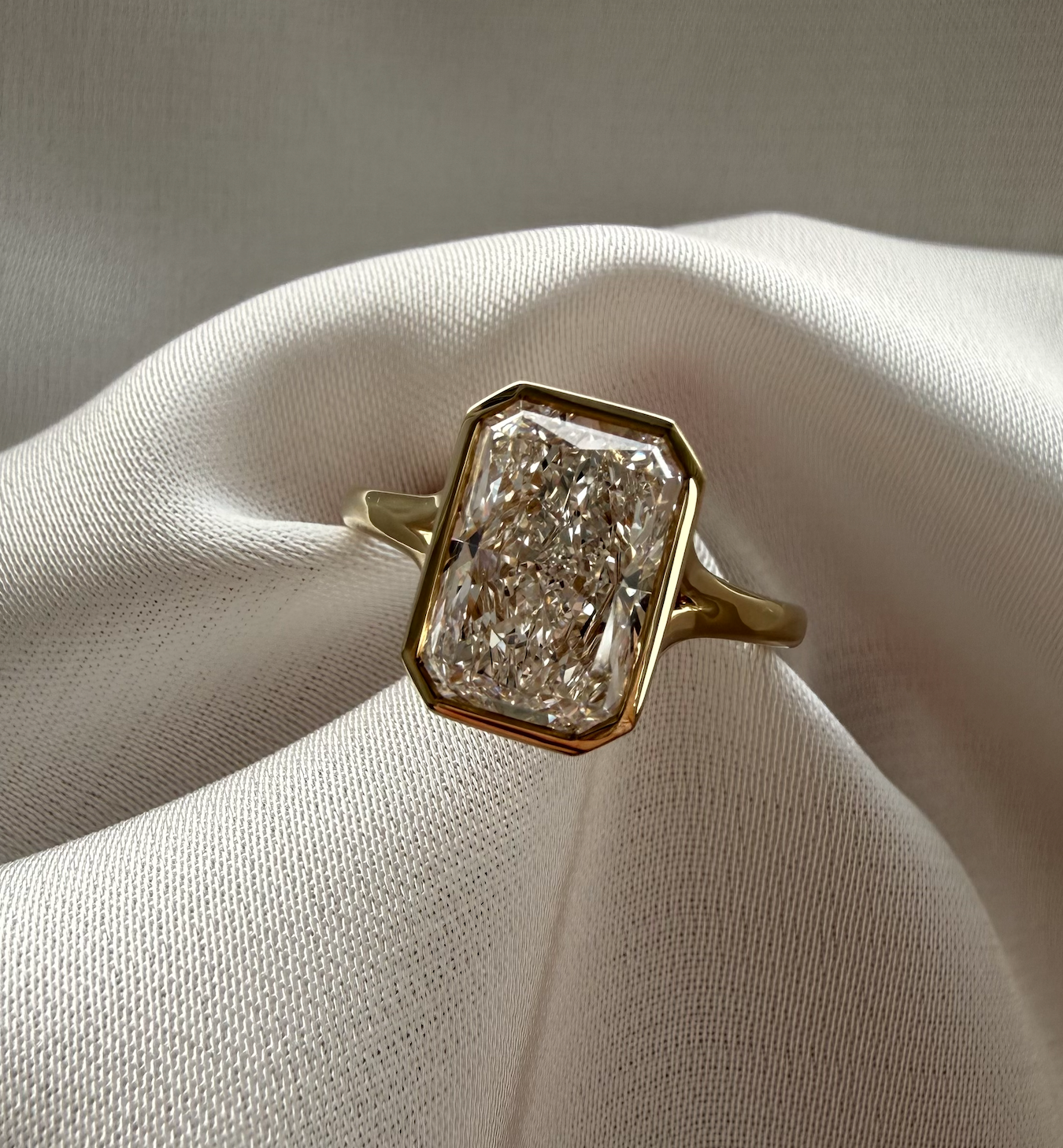 Aeris Radiant Bezel Lab Diamond Ring 3.07ct D VVS1 | 18K Yellow Gold ...