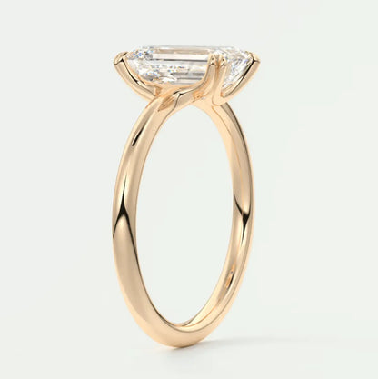 18-karat yellow gold engagement ring with a princess-cut diamond.