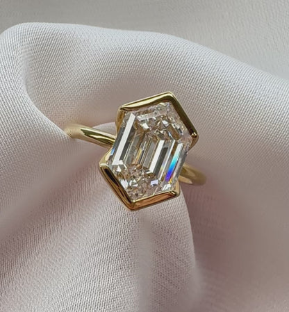 Hexagonal Half Bezel Lab Diamond Engagement Ring – 4CT D VS1 | 18K Yellow Gold