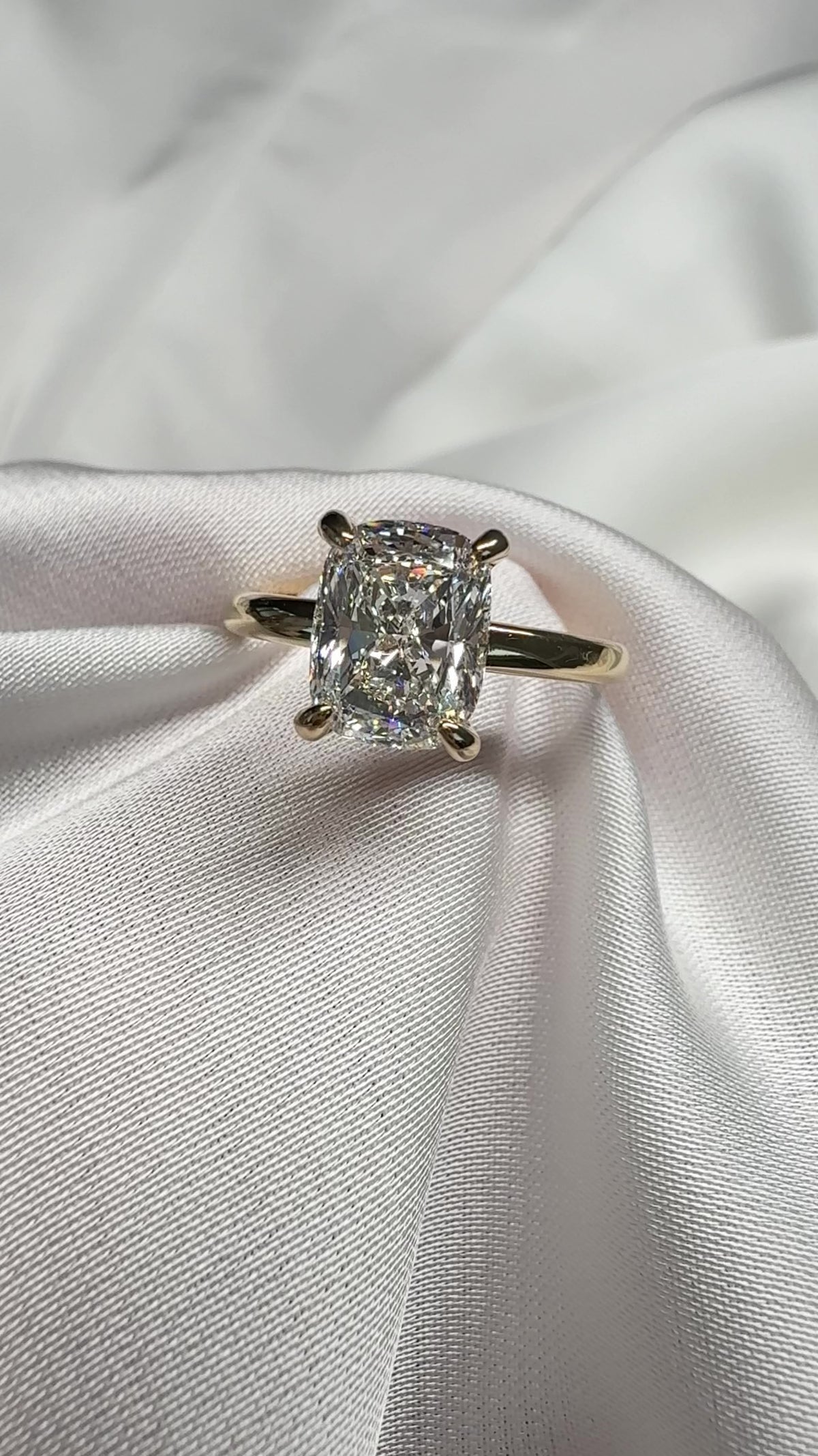 Aurora Elongated Cushion Hidden Halo Lab Grown Diamond Engagement Ring – 2.04ct D VVS1 | 18K Yellow Gold | 2mm Band Width