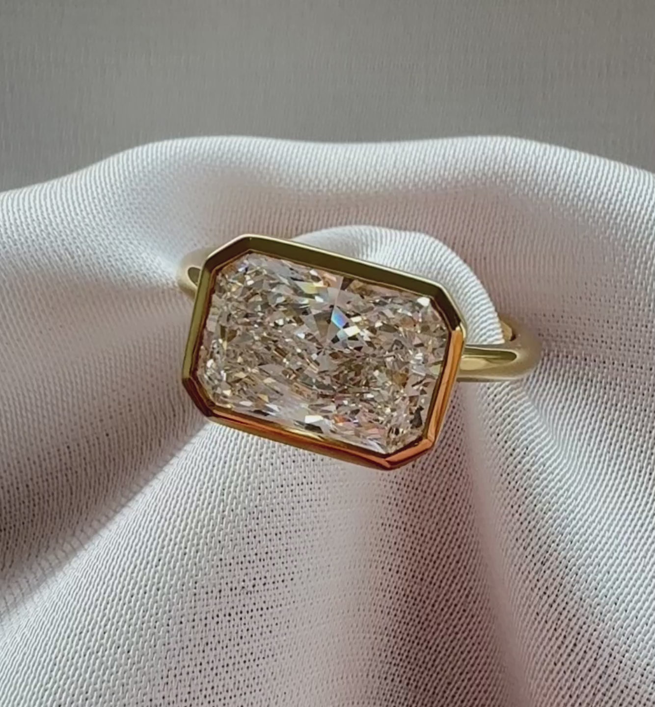 Veda East-West Radiant 3.08ct D VVS2 Engagement Ring 18 K Yellow Gold